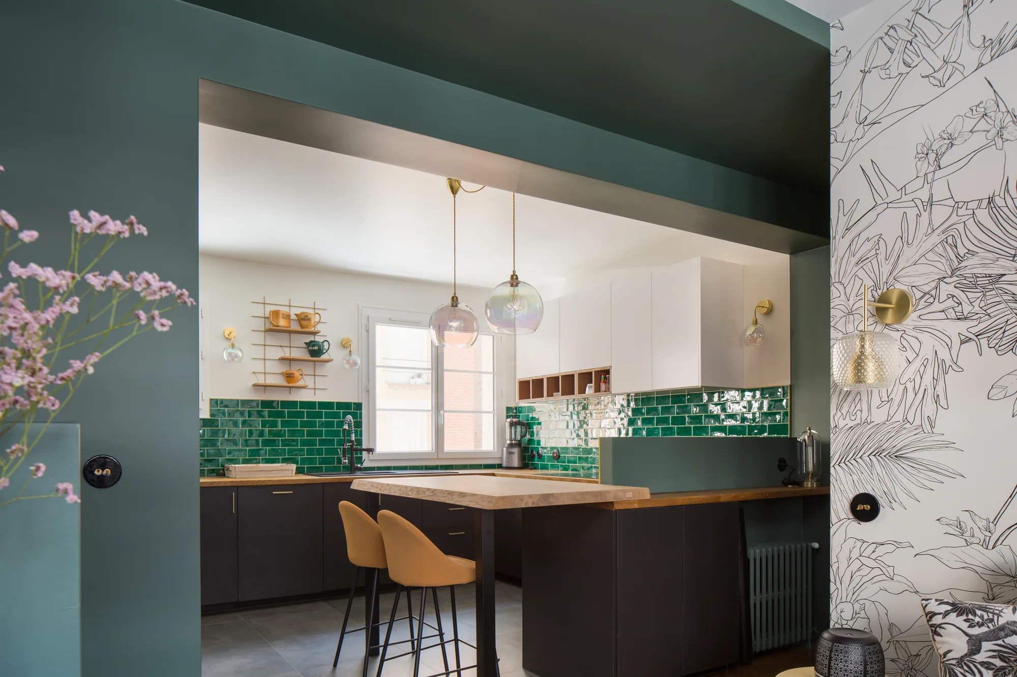 Appartement à Paris 15e, parti pris coloré et menuiseries sur mesure