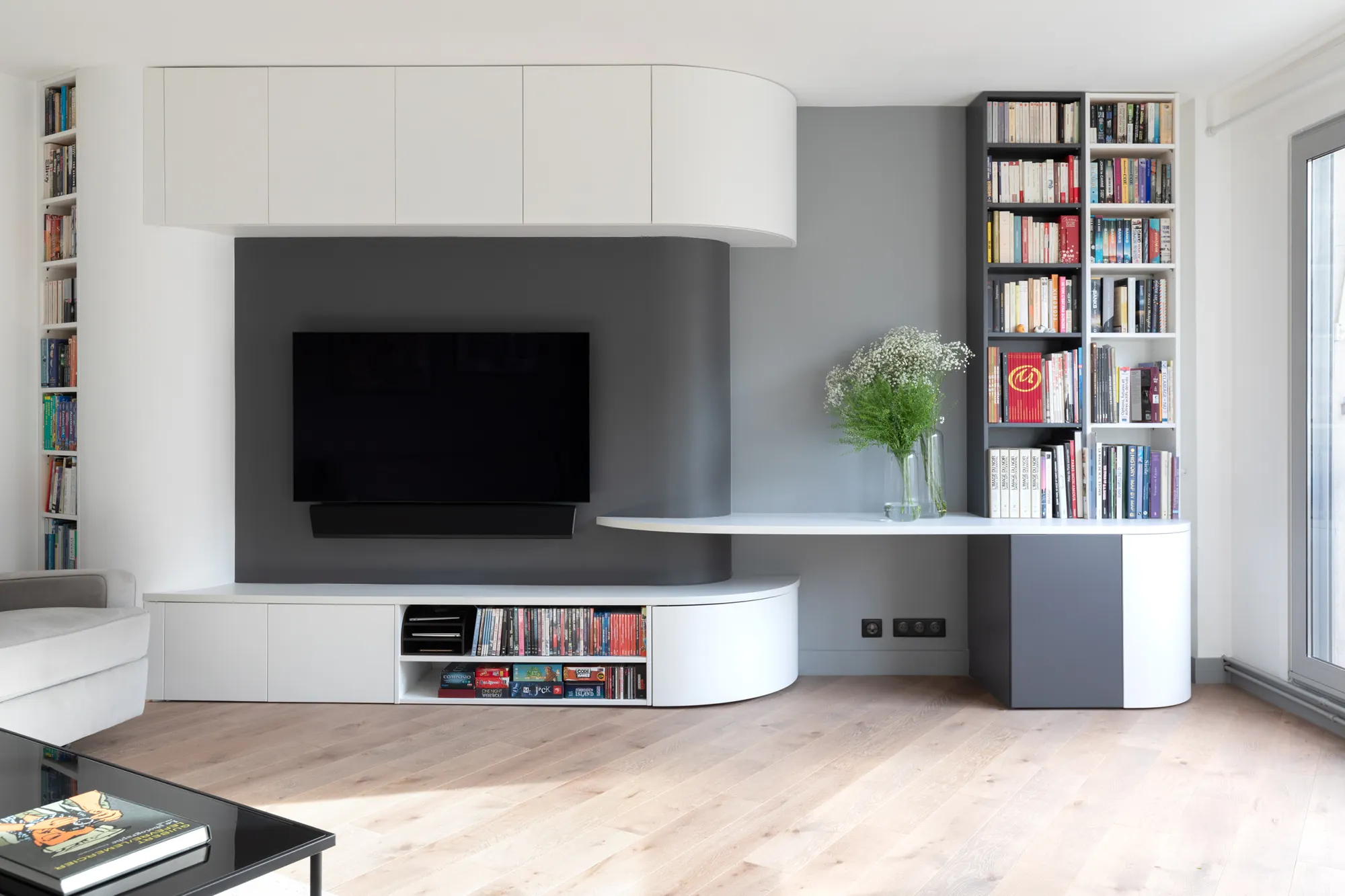 Appartement à Paris 15e, séjour et meuble TV bibliothèque sur mesure