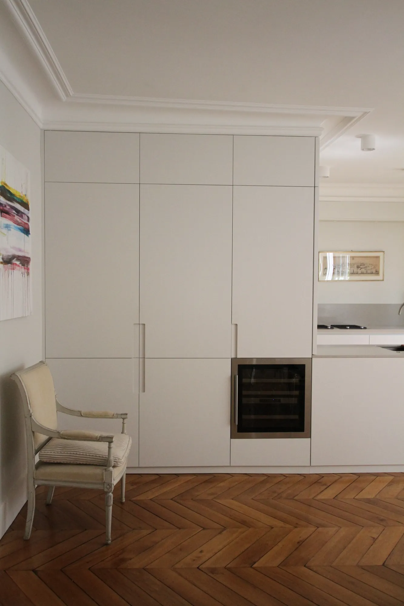 Vue d'ensemble cuisine intégrée au bâti haussmannien, Paris 16e Iéna