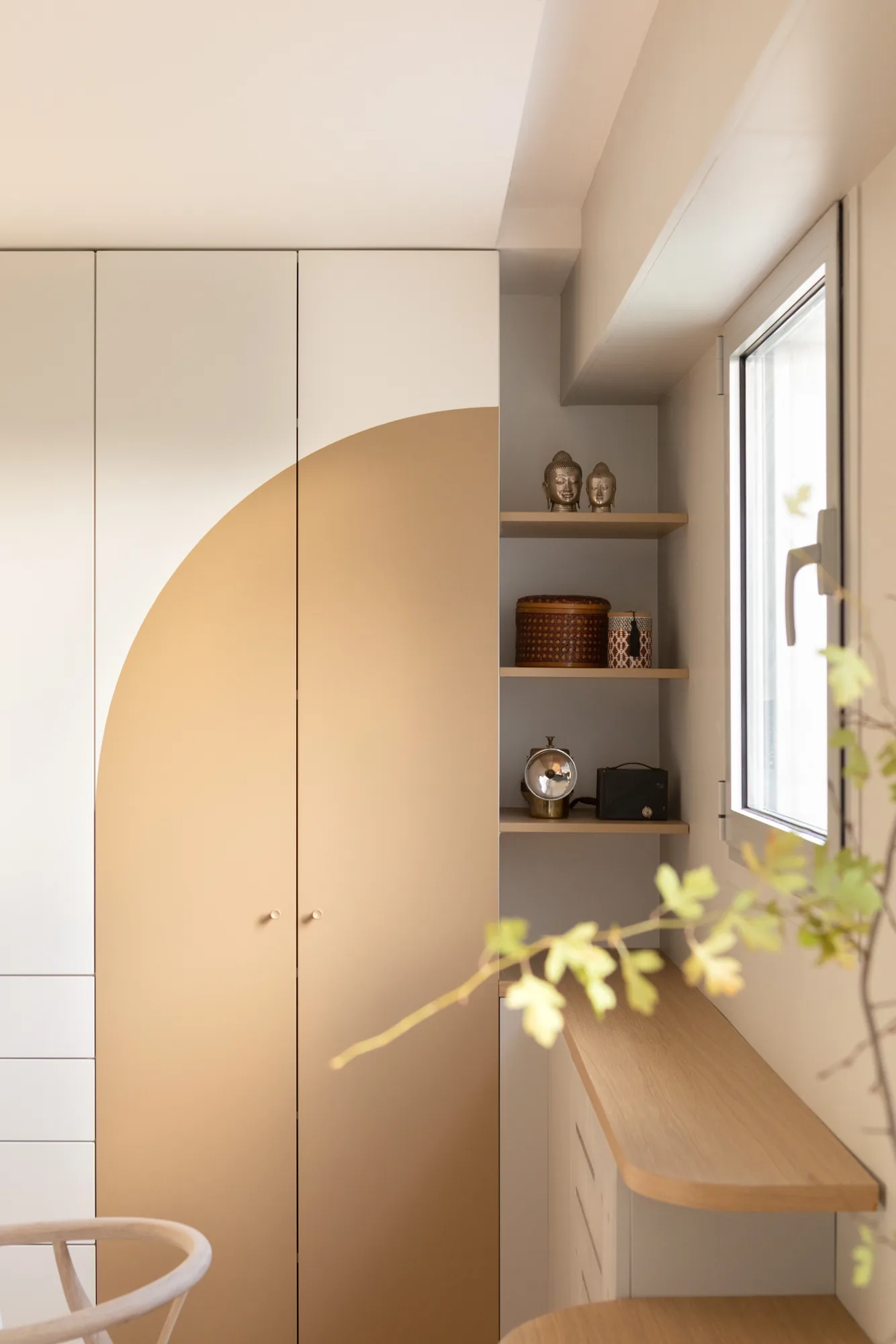 Menuiserie laquée caramel aux angles arrondis sur un pan de mur entier, chêne clair, appartement Vanves