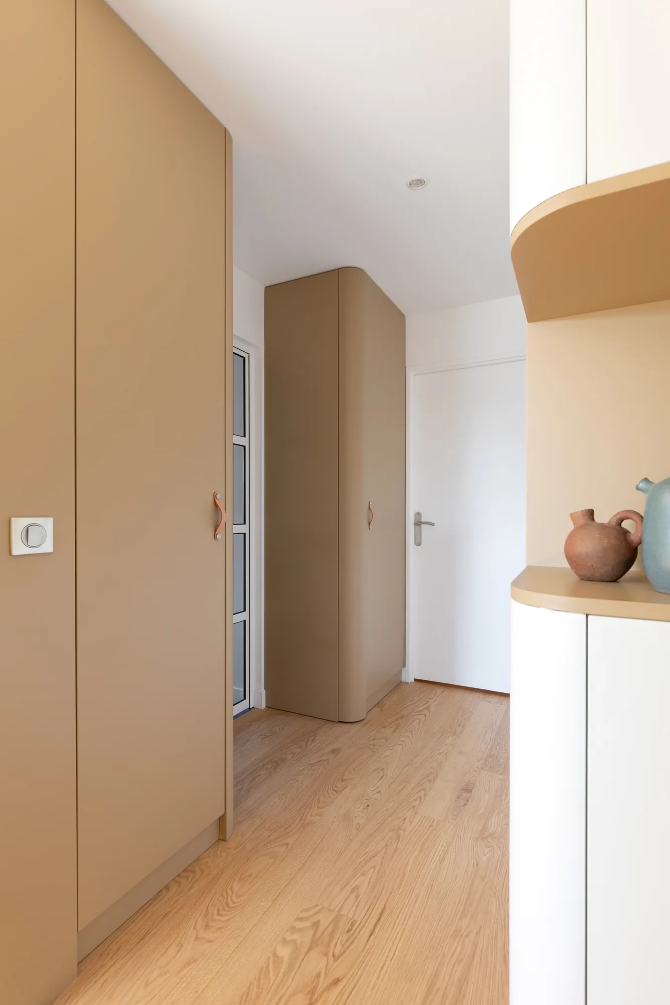 Appartement à Vanves, menuiseries courbes, palette blanc cassé et caramel