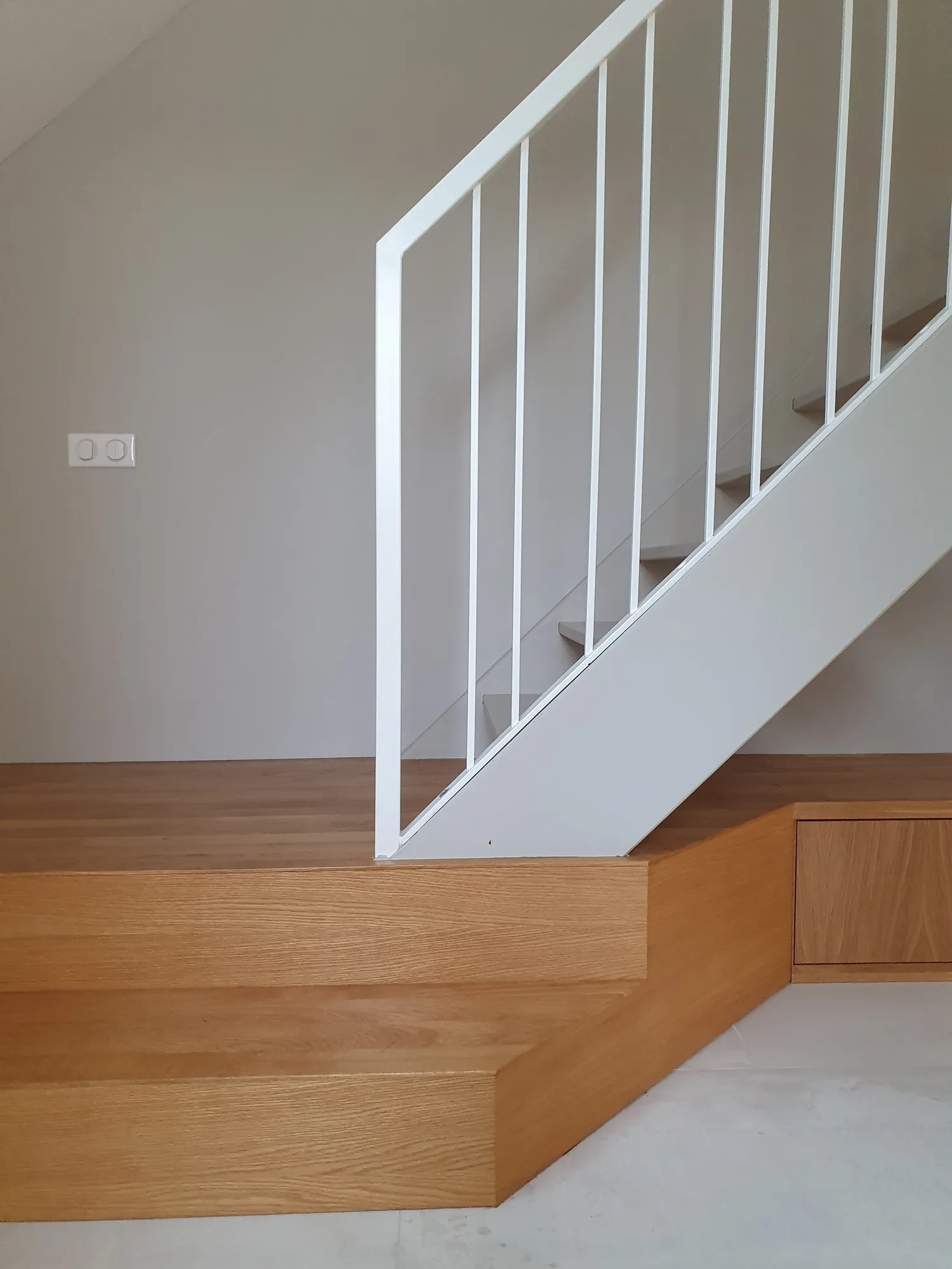 Escalier à marches suspendues et rampe à lattes, lumière naturelle, maison Garches