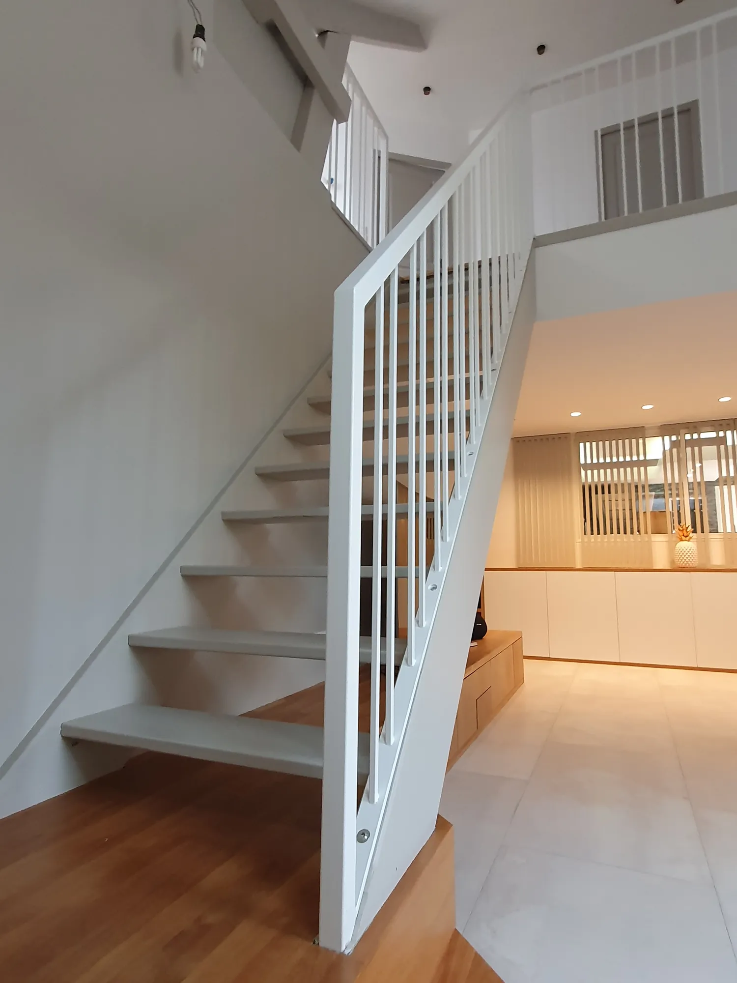 Vue d'ensemble escalier sculptural, espace ouvert, maison Garches