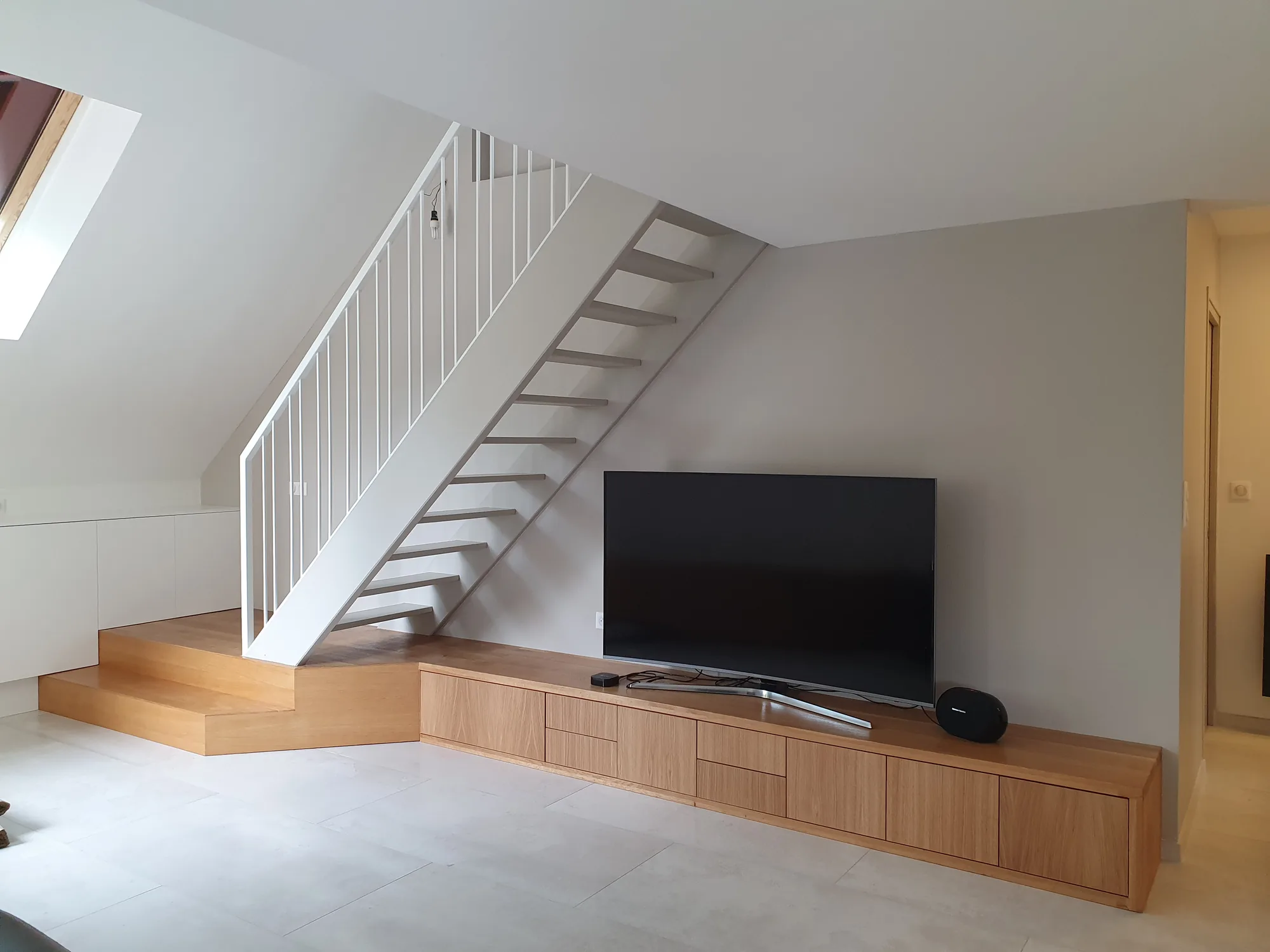 Escalier posé sur une plateforme de chêne, marches suspendues et rampe en métal laqué, maison Garches