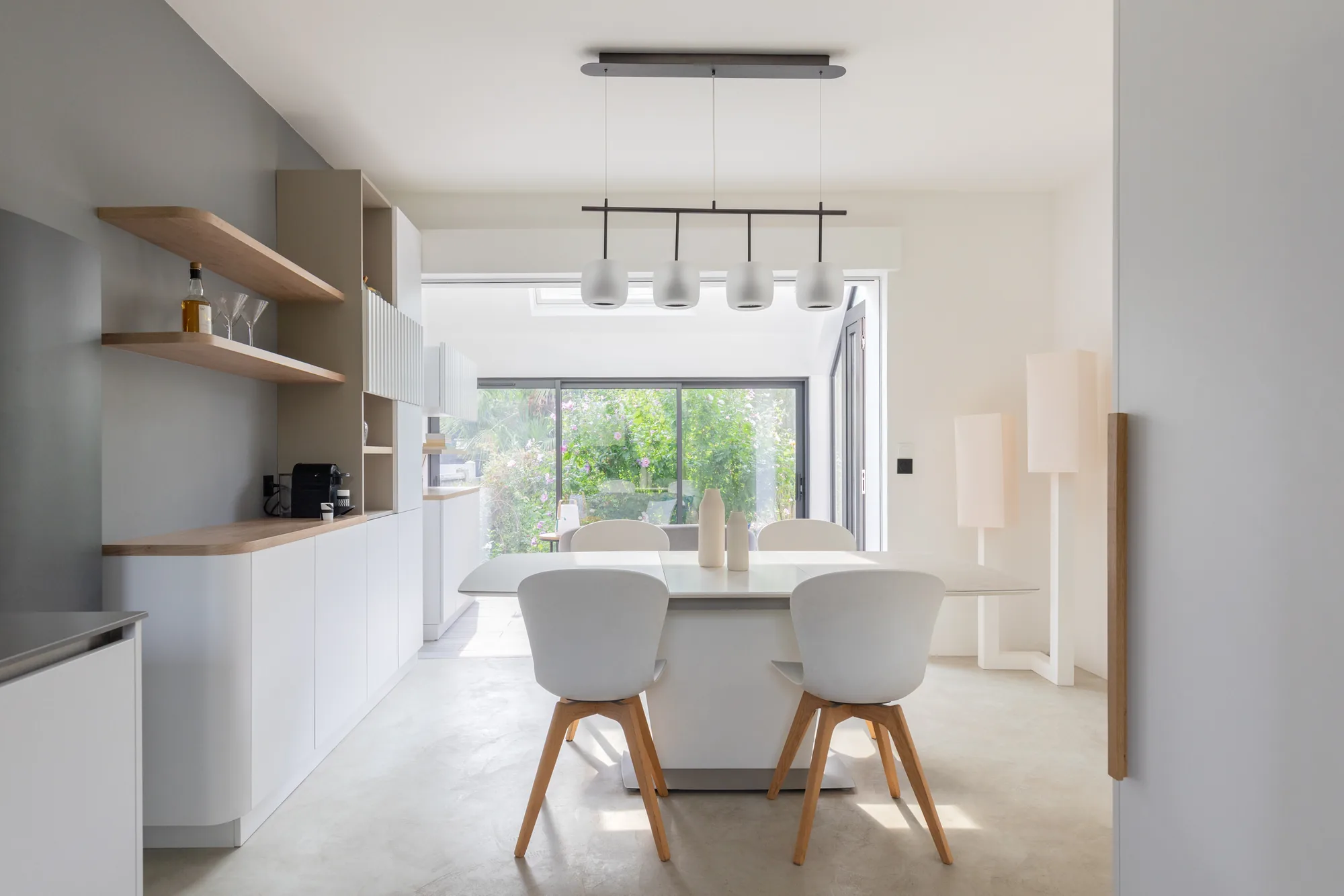 Maison à Meudon, verrière acier structurant l'espace ouvert, bois cannelé